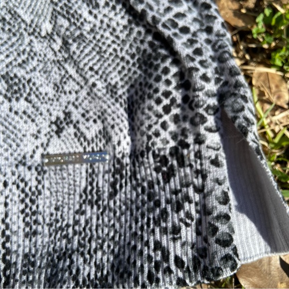 Ladies Michael Kors Gray Black Snakeskin V-Neck Logo Sweater size Med - Picture 2 of 6